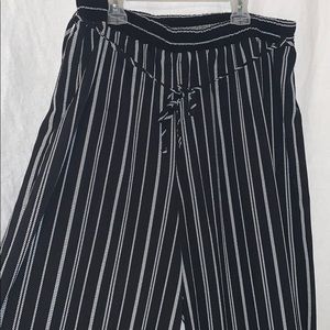Wide leg casual black/white 3/4 length pants.